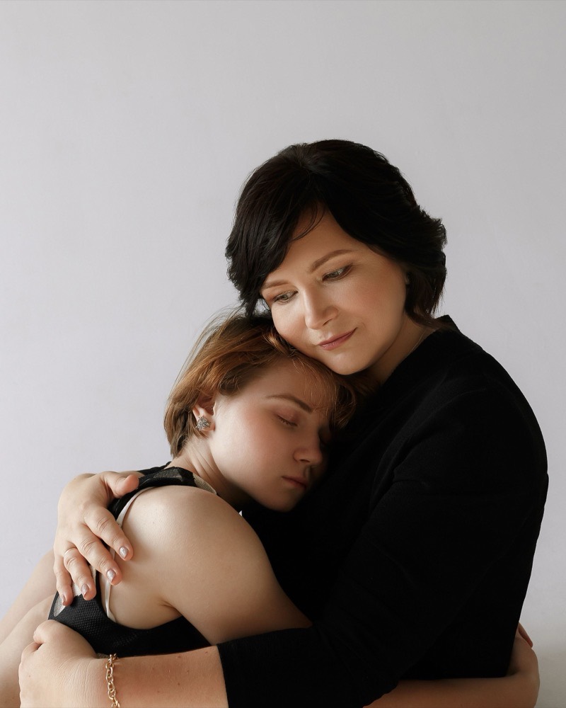 Una madre abraza a su hija adolescente