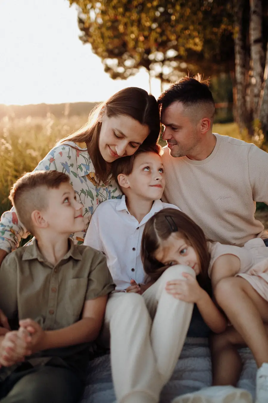 Una familia abrazada al aire libre